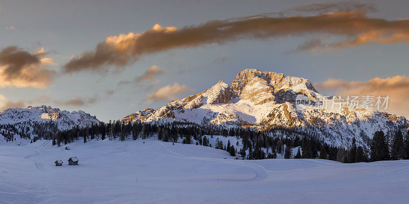 日出在山顶的Croda Rossa D'Ampezzo或Hohe Gaisl，白云石